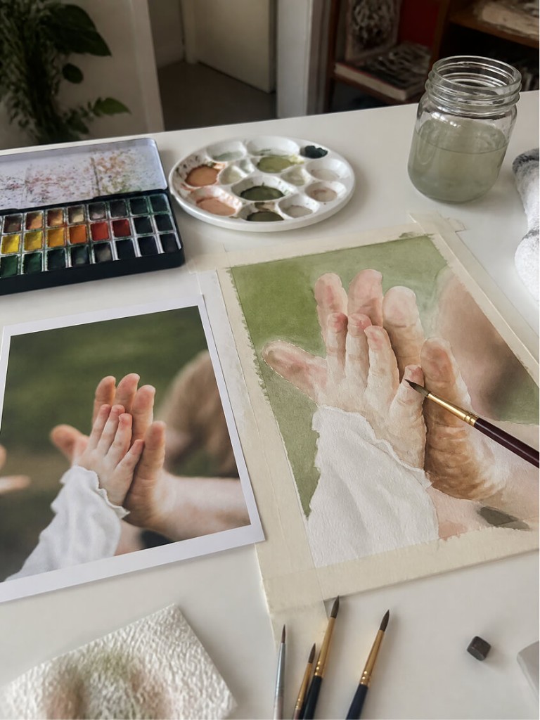 M?os de adulto e crian?a transformadas em aquarela